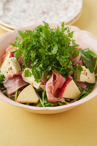 チャービルとりんご、生ハムのサラダ